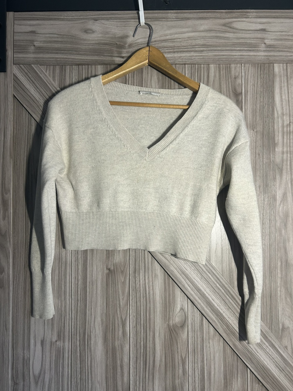 Aritzia Babaton Ollie 100% Merino Wool V-Neck Crop Sweater Birch